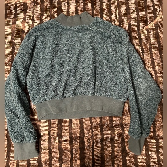 Size small cropped fleece sweater - Picture 1 of 2
